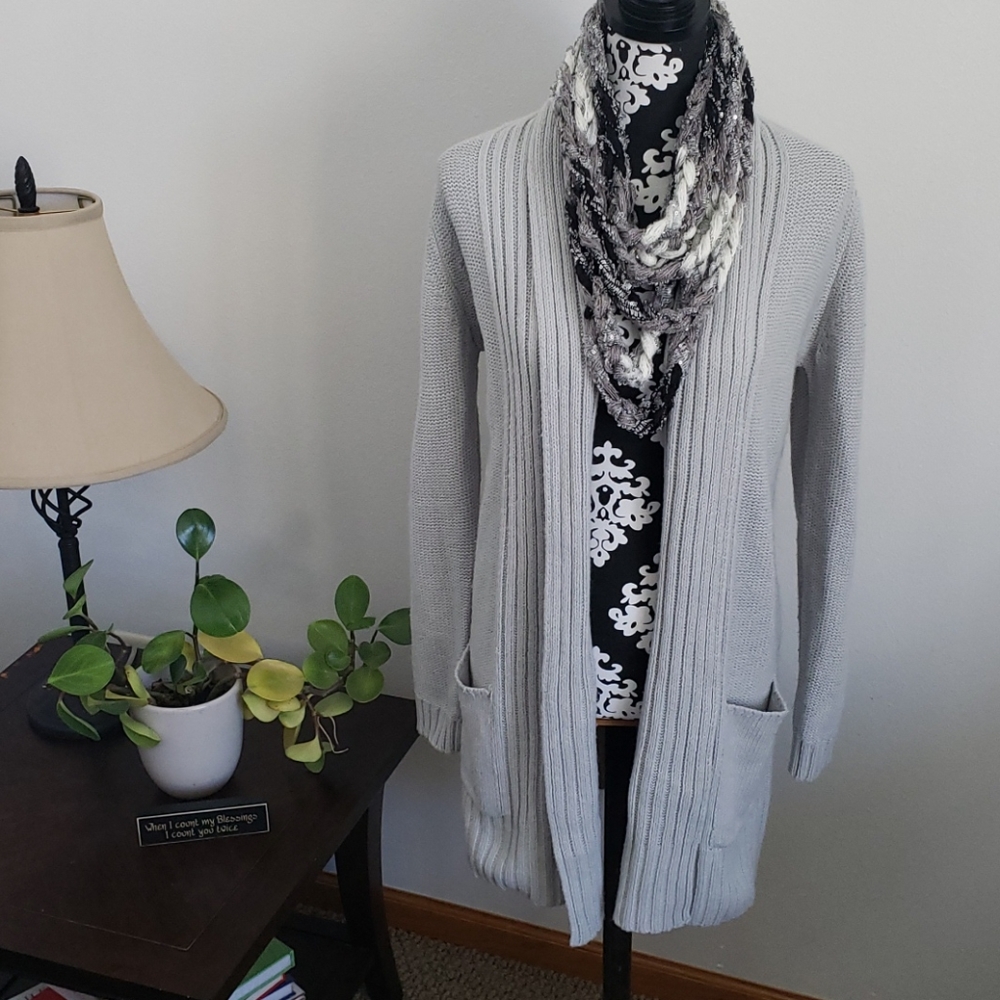🎈 Gray cardigan with bonus scarf